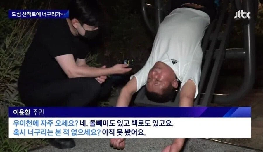 모진 고문을 당하는데도 입이 무거운 아저씨.jpg_1.webp