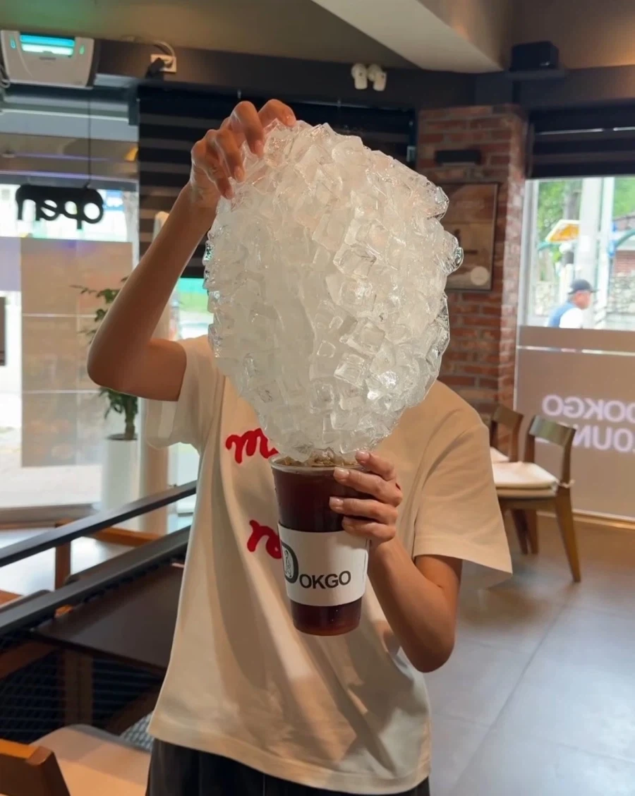 얼음 낭낭하게 넣어서 아아 하나 말아주세요_3.webp