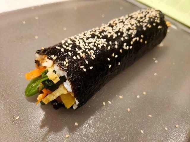 김밥을 처음 만들어본 외국인_4.webp