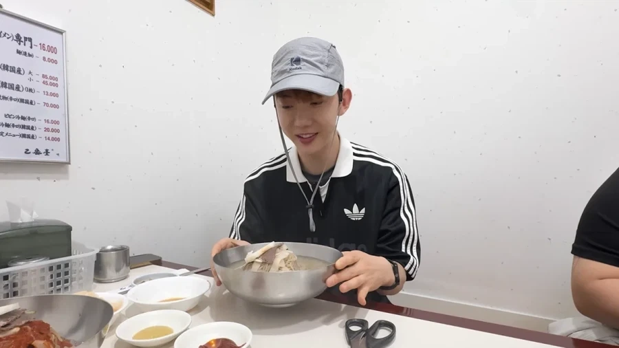 평양냉면 처음 먹어 본다는 가수 조권.jpg_8.webp