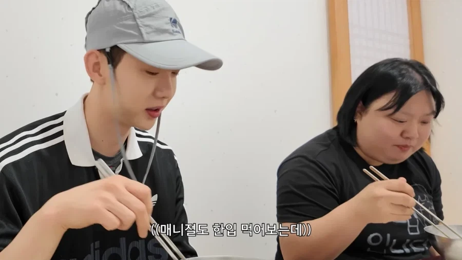 평양냉면 처음 먹어 본다는 가수 조권.jpg_15.webp