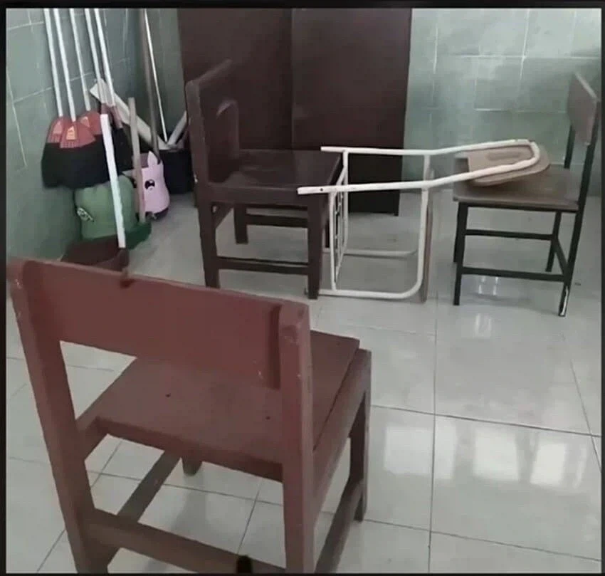 짝사랑 하는 옆집 누나를 친구들에게 소개해 주었다._1.webp