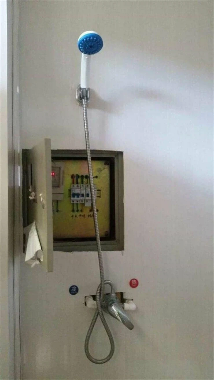 짜릿한 샤워실.jpg_1.webp