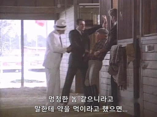마굿간에서 여자를 벗겨버리는 남자주인공_1.webp