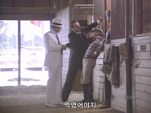 마굿간에서 여자를 벗겨버리는 남자주인공_2.webp