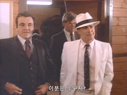 마굿간에서 여자를 벗겨버리는 남자주인공_16.webp