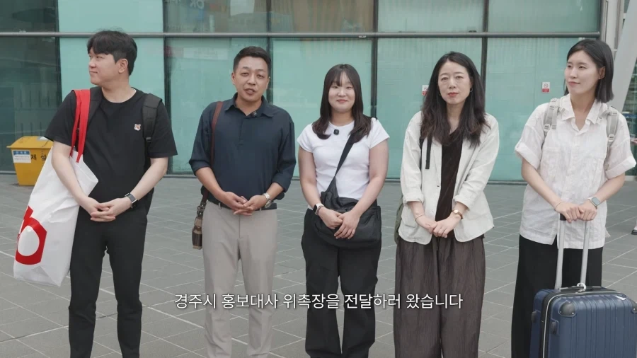 홍보대사 위촉장 전달하러 리센느 회사 방문한 경주 공무원들..._3.webp