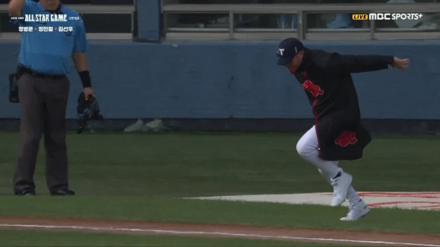 야구⚾)외국인투수가 KBO올스타전에서 일본애니메이션 코스튬_1.webp