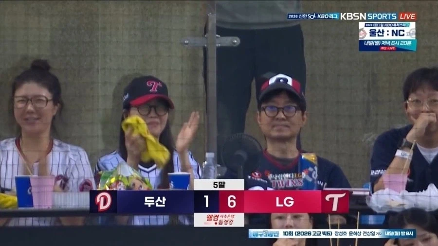 마누라 시구하는데 쳐들어가서 방망이 휘두르는 남자_2.webp