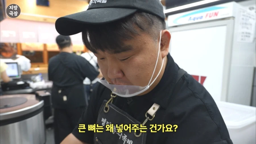 족발집 사장님 피셜 족발에 뼈넣어주는 이유_2.webp