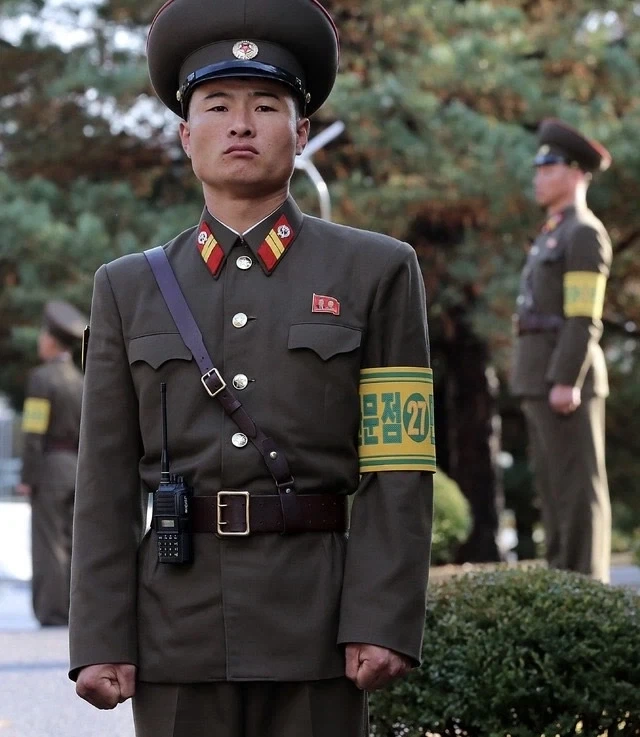 ???: 군대 18개월은 너무 짧은거 아니야??_1.webp