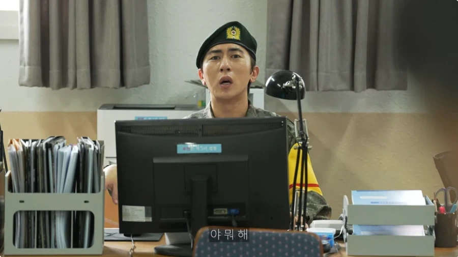 행정반에 보고하러 온 정예신병_2.webp