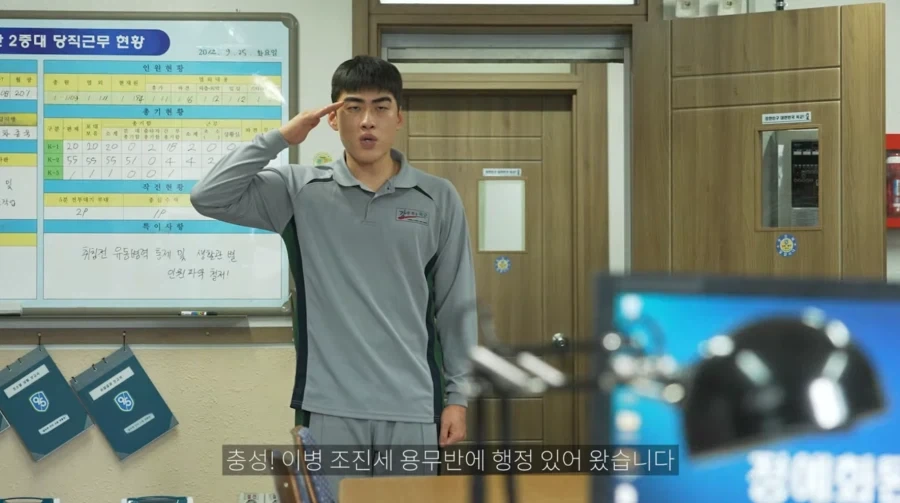 행정반에 보고하러 온 정예신병_3.webp