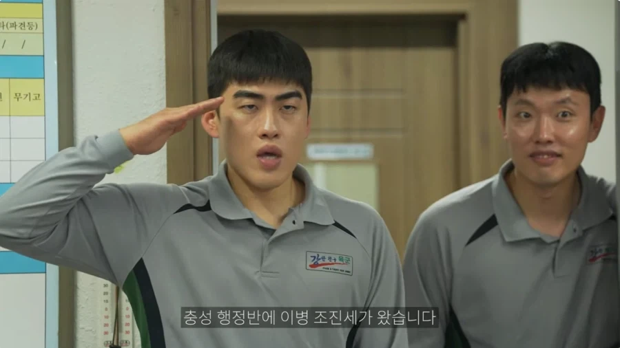 행정반에 보고하러 온 정예신병_4.webp