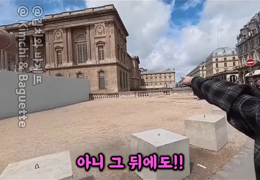 프랑스인 아내와 르브르 박물관 간 남편.jpg_2.webp
