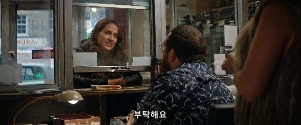 절대로 사연 팔이와 동정심 유발 작전을 써선 안 되는 장소_16.webp