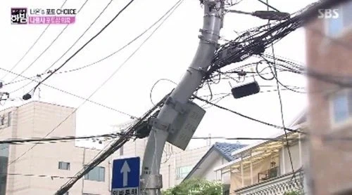 보정으로 전봇대 휘게만든 나르샤_2.webp
