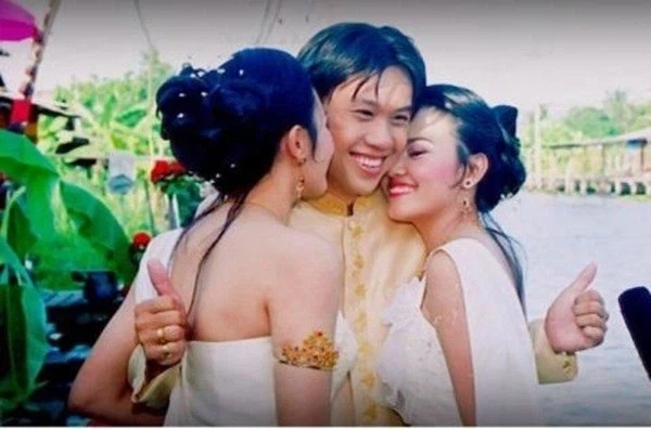 당신은 한 남자와, 미인의 쌍둥이 여성들을 알게 됐습니다_1.webp
