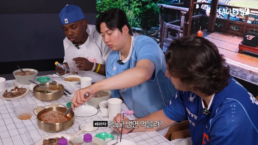 냉면을 권하는 외국인 야구선수_1.webp