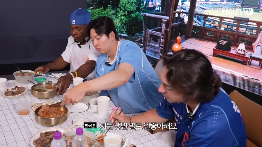 냉면을 권하는 외국인 야구선수_5.webp