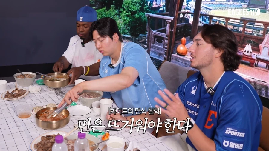 냉면을 권하는 외국인 야구선수_6.webp
