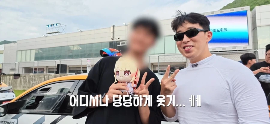 유튜버 잇섭 방송에서 여자 친구 자랑하는 남성분.JPG_1.webp