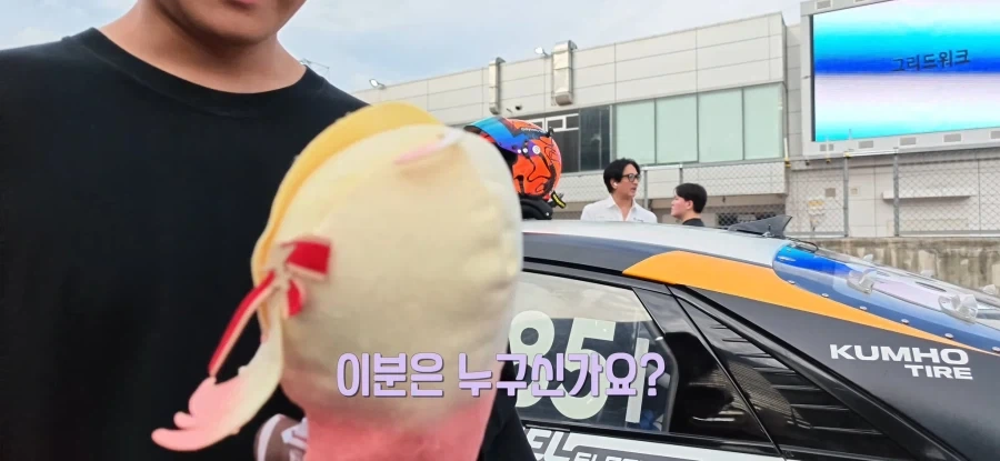 유튜버 잇섭 방송에서 여자 친구 자랑하는 남성분.JPG_2.webp