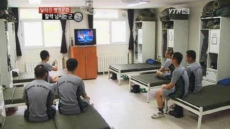 일과 후 군대 생활관 냄새 vs 체육 직후 남고 교실 냄새.jpg_1.webp