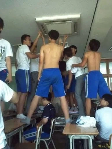 일과 후 군대 생활관 냄새 vs 체육 직후 남고 교실 냄새.jpg_2.webp