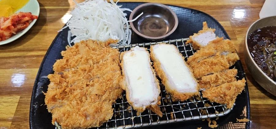 돈까스집에서 열에 아홉은 추가하는것_1.webp
