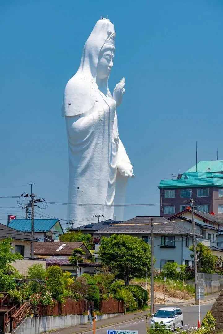 일본 센다이시 거리를 지켜주는 거대한 석상_1.webp