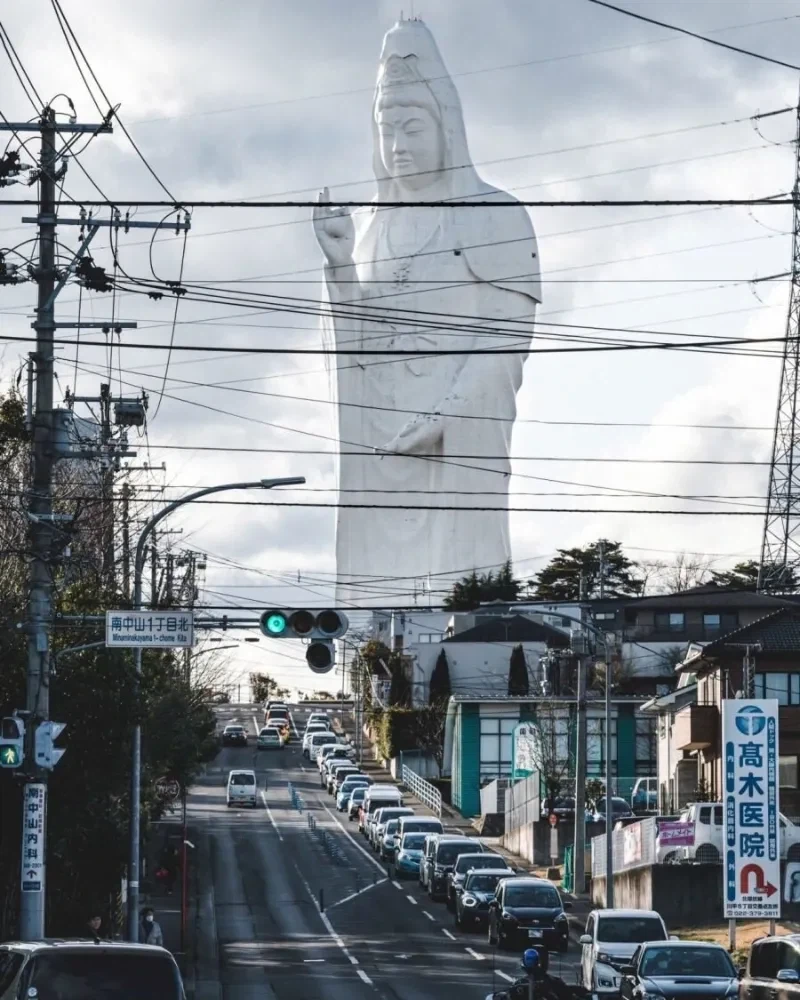 일본 센다이시 거리를 지켜주는 거대한 석상_2.webp