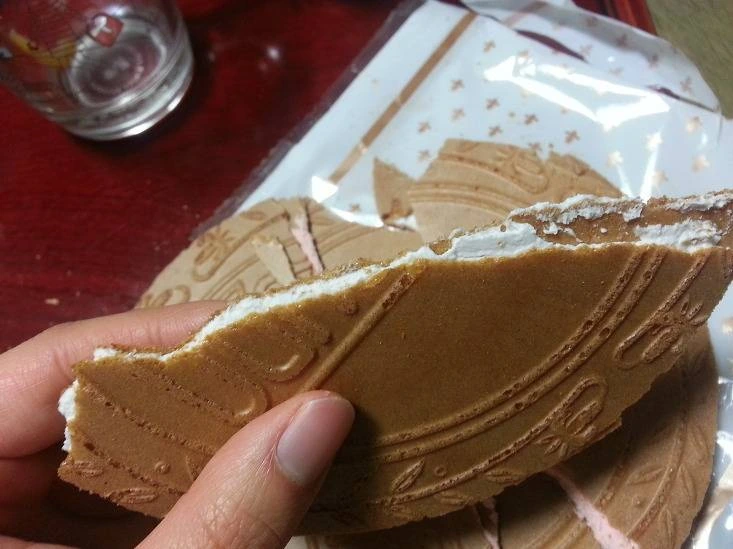 얇은 전병 사이에 크림이 발라져 있는 옛날과자.jpg_1.jpg