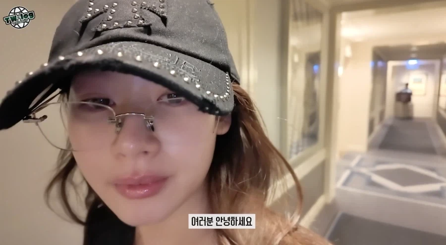 막 자고 일어나 부은 얼굴로 외출하는 사나_1.webp