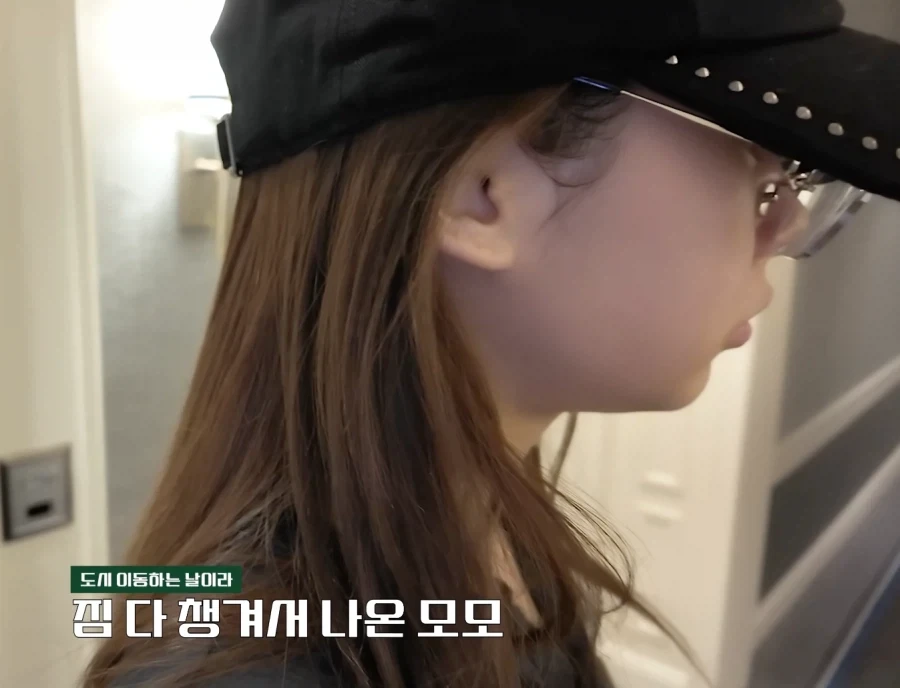 막 자고 일어나 부은 얼굴로 외출하는 사나_3.webp