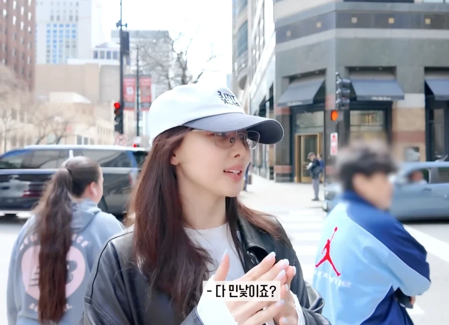 막 자고 일어나 부은 얼굴로 외출하는 사나_7.webp
