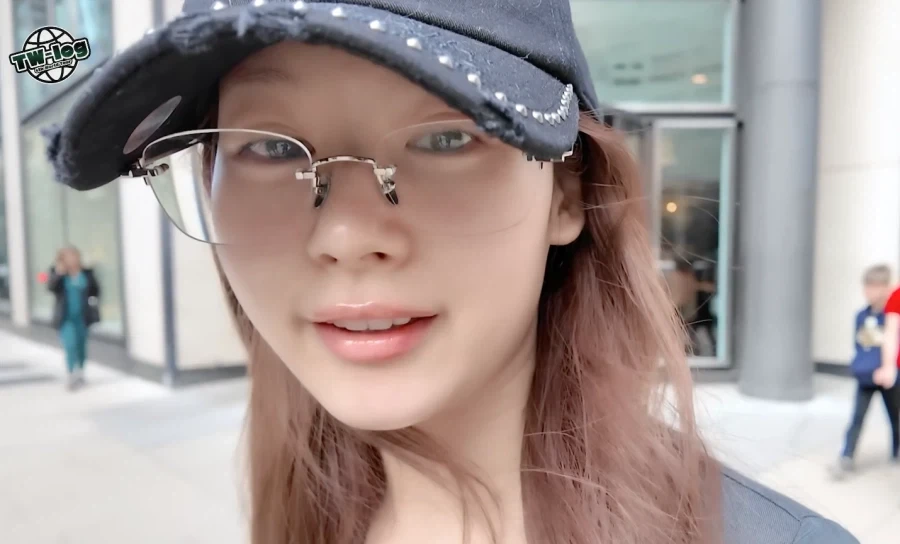 막 자고 일어나 부은 얼굴로 외출하는 사나_9.webp