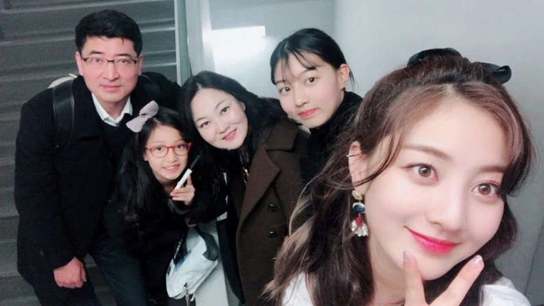 3명 모두 연예계에 들어온 트와이스 지효 세자매_1.webp