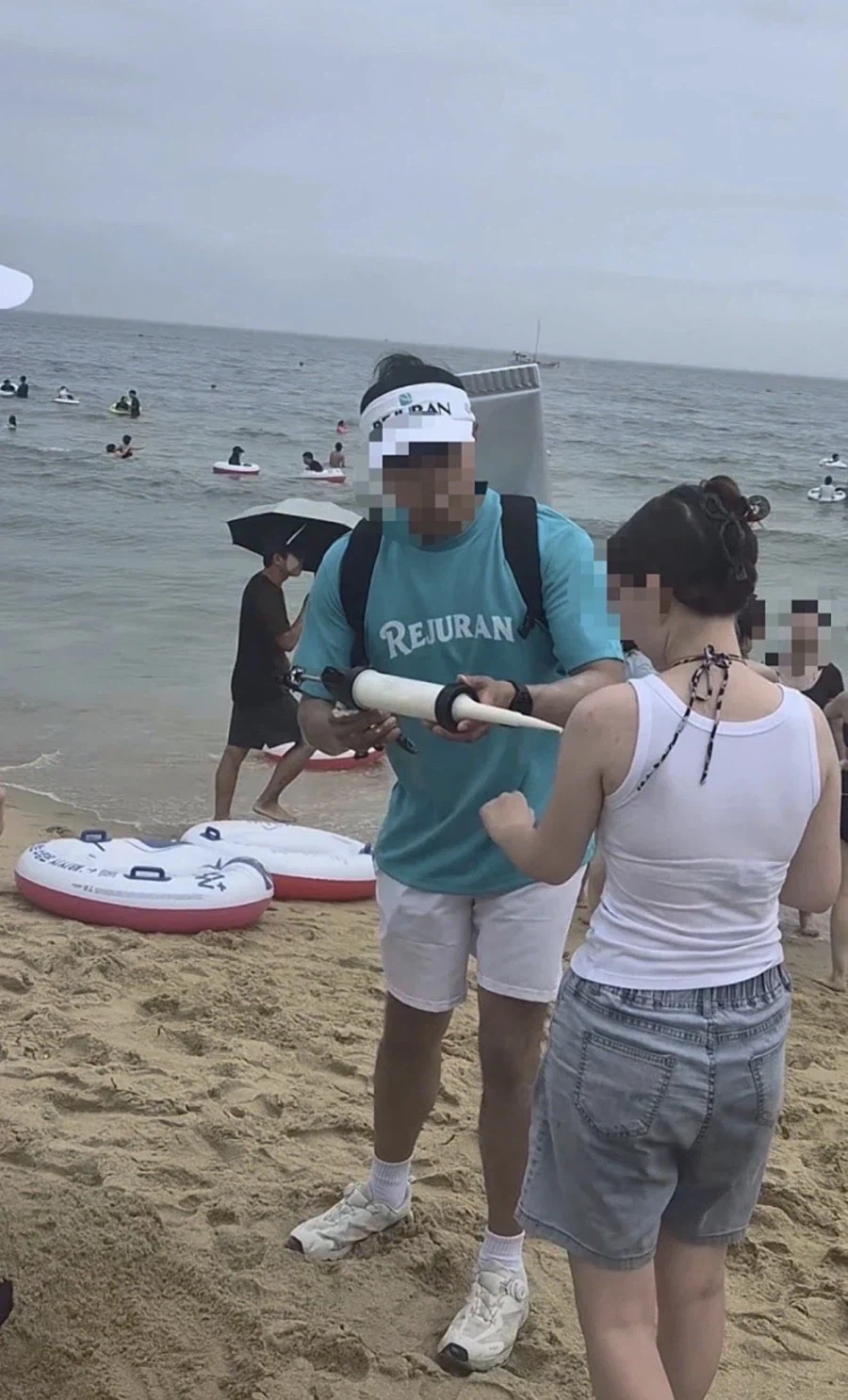 해운대 관광객들한테 실리콘 총 쏘는 2명 출현_1.webp