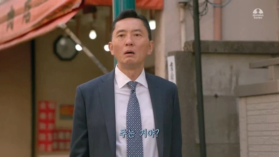 아저씨가 닭꼬치를 뚫어지게 쳐다본다_4.webp