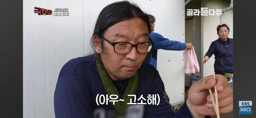 천장을 뜯어보니 말벌집 등장_13.webp