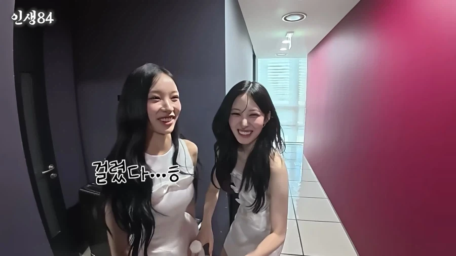 리센느) 화장실에 볼일보러갔다가 동생한테 걸린 언니_2.webp