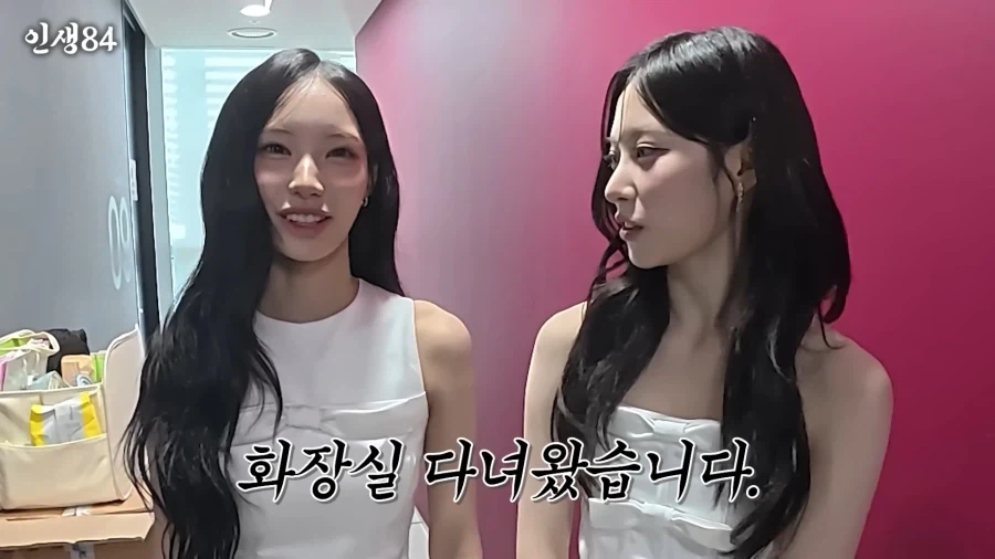 리센느) 화장실에 볼일보러갔다가 동생한테 걸린 언니_4.webp
