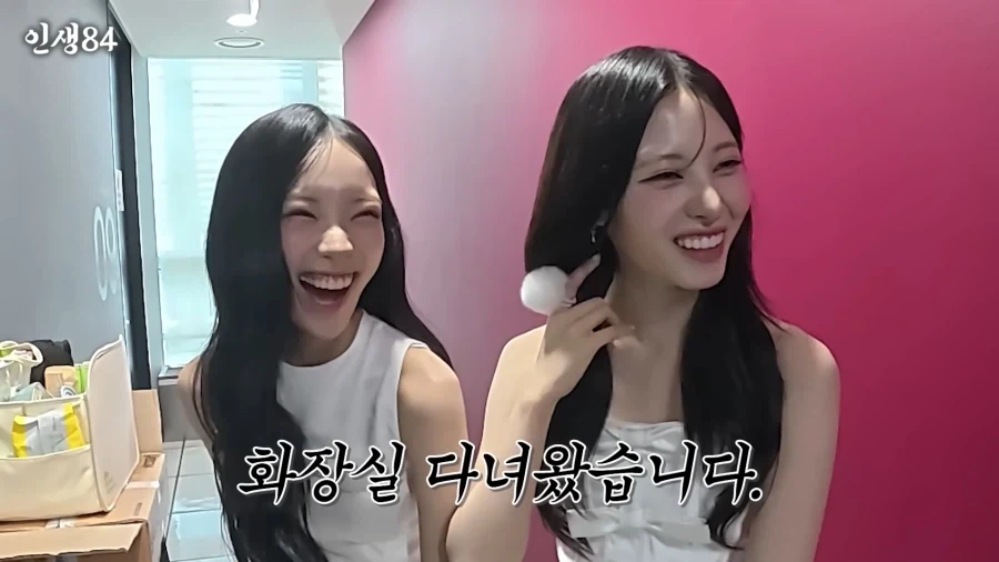 리센느) 화장실에 볼일보러갔다가 동생한테 걸린 언니_5.webp