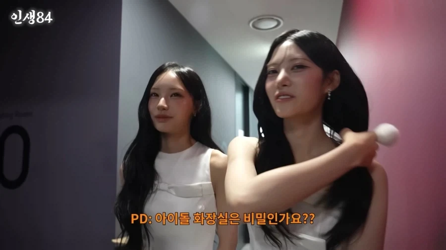 리센느) 화장실에 볼일보러갔다가 동생한테 걸린 언니_6.webp