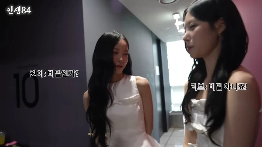 리센느) 화장실에 볼일보러갔다가 동생한테 걸린 언니_7.webp