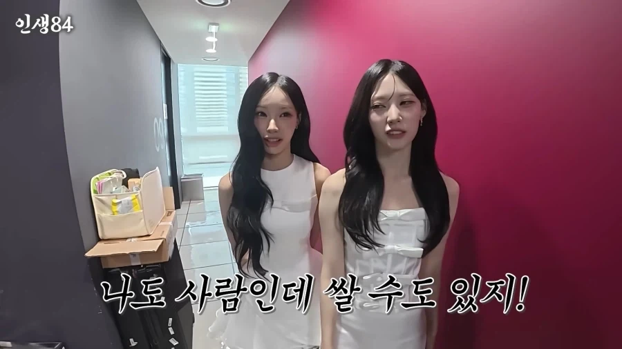 리센느) 화장실에 볼일보러갔다가 동생한테 걸린 언니_8.webp