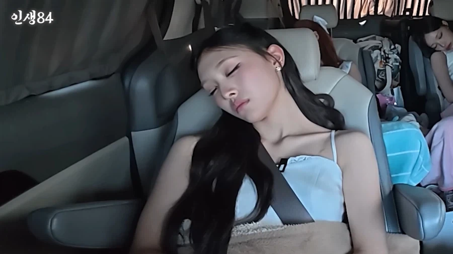 리센느) 초딩조카들한테 기 쫙 빨린 삼촌_1.webp