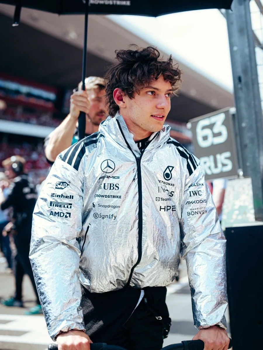 괴상하게 생긴 F1 드라이버의 경기 전 복장_3.webp
