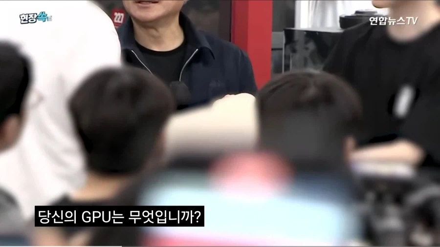 젠슨황)호감작하러 한국 왔는데 찐텐으로 표정관리 실패_2.webp